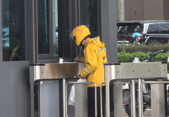 快递外卖小哥在门口访客登记